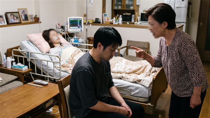 妻子因病成為植物人獲賠1035萬元保險理賠金,她由丈夫照顧,岳母認為女婿私用款項,氣到提告討錢。(示意圖/AI製圖)