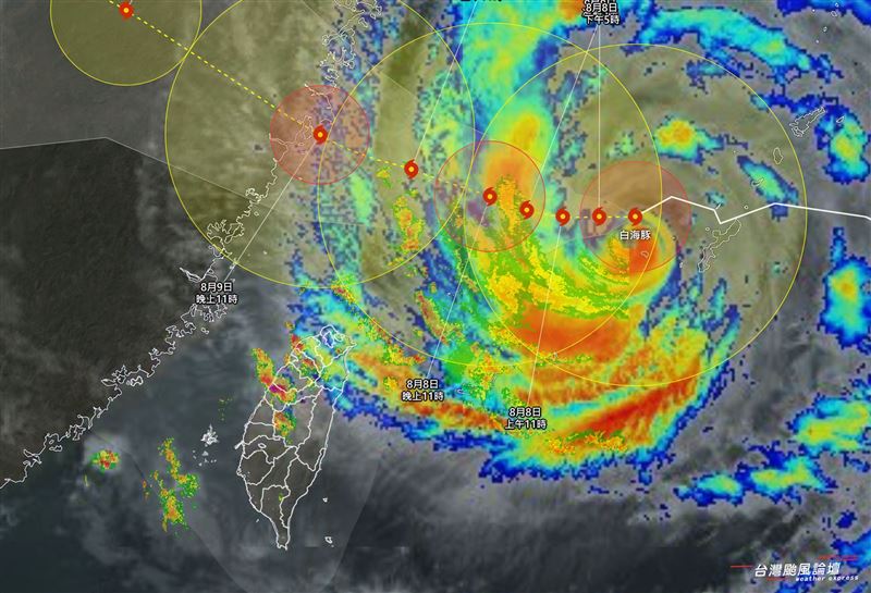 白海豚颱風的外圍環流已經逐漸勾到台灣的陸地。(圖/翻攝自台灣颱風論壇|天氣特急臉書)