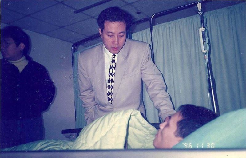 姜厚任曬出當年探視藝人舊照。(圖/翻攝自臉書)