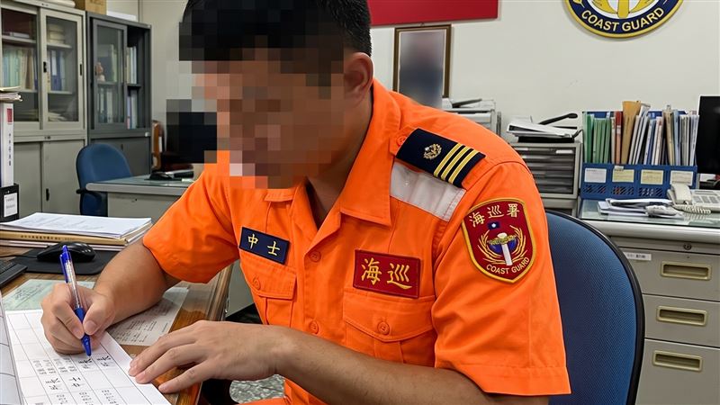 中士安檢士值勤時,所長未現身執勤,害怕被記缺失,竟擅自偽造所長的簽名填上接勤、退勤等不實紀錄。(示意圖/AI製圖)