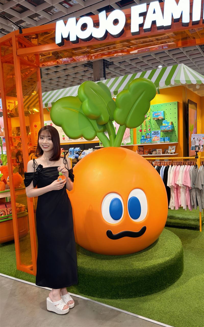 河北彩花見五月天阿信品牌的MOJO FAMILY娃娃直喊「超Q」。(圖/讀者提供)