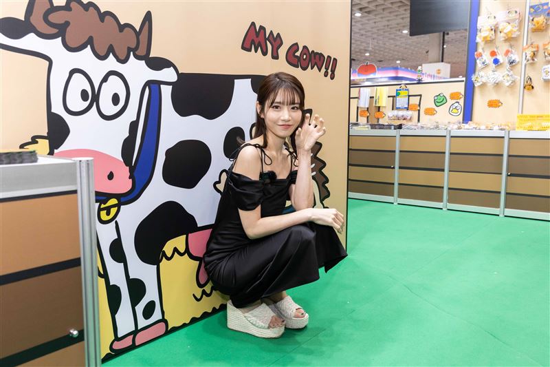 河北彩花相當接地氣蹲下與IP造型合照。(圖/執行單位台灣設計研究院提供)