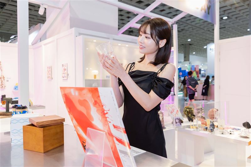 河北彩花對文策院主題展區的選品相當有興趣。(圖/執行單位台灣設計研究院提供)