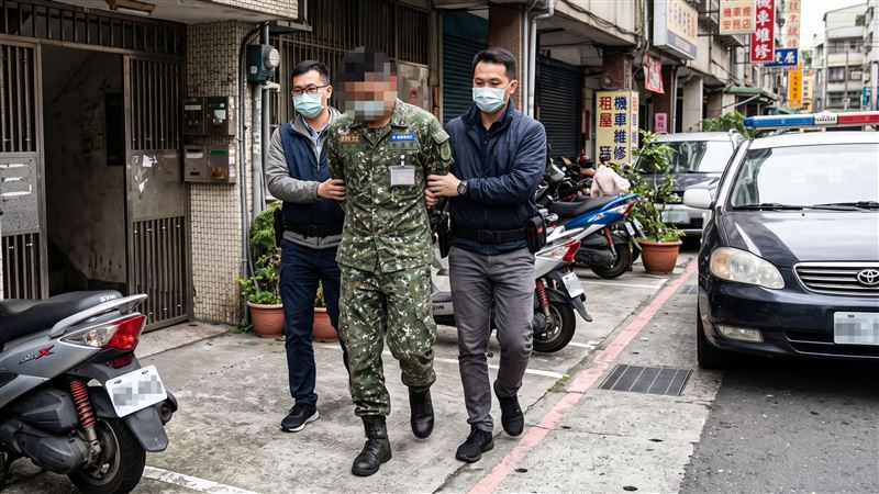 陸軍一兵趁休假逃亡,棄役潛逃一年,落網供稱母親入獄為了探監,還說薪水不高,想要在外面賺更多錢,才沒有按時歸隊。(示意圖/AI製圖)