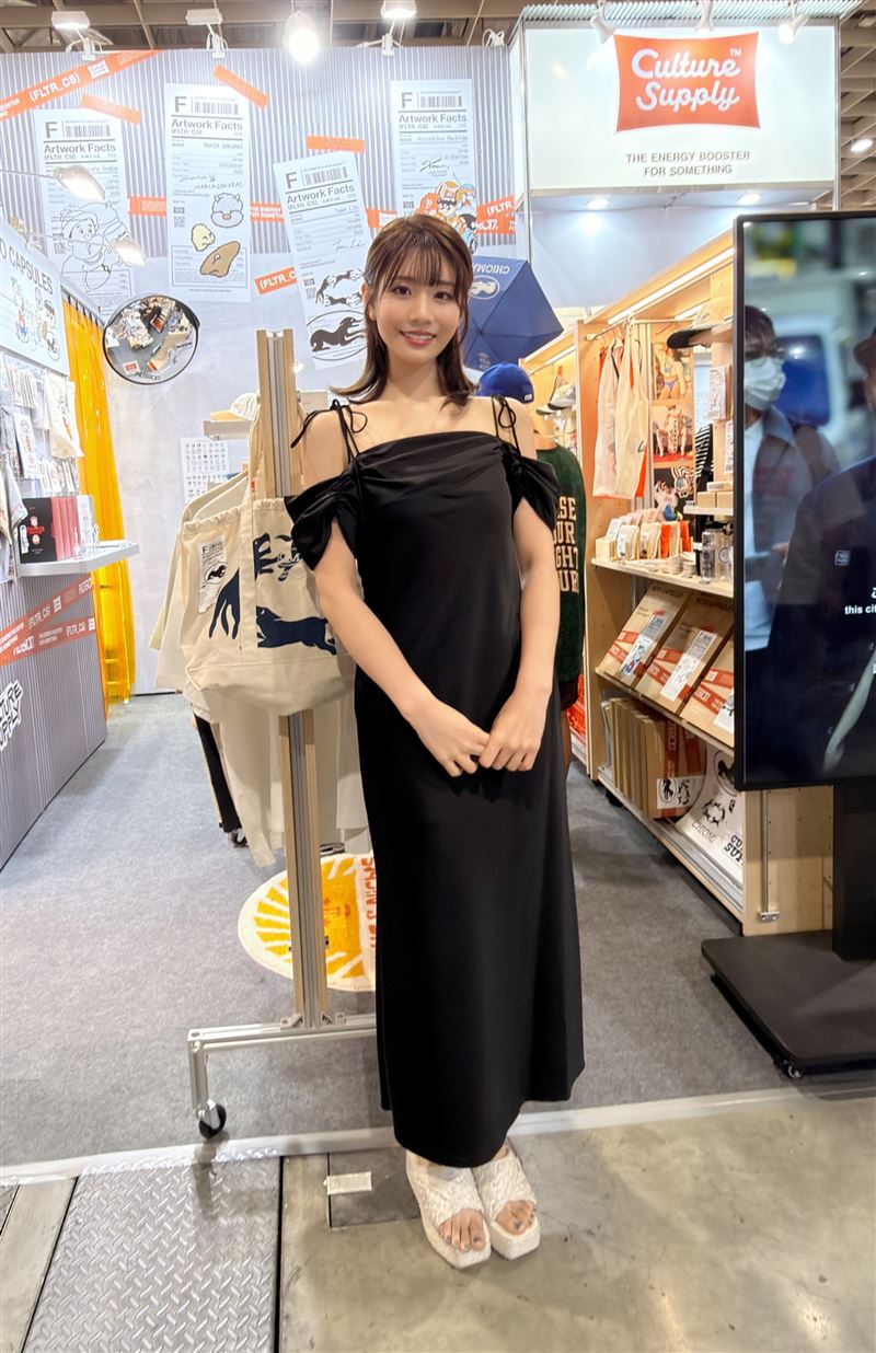 河北彩花身穿一襲黑平口露肩長洋裝搭配白色楔形厚底涼鞋。(圖/讀者提供)