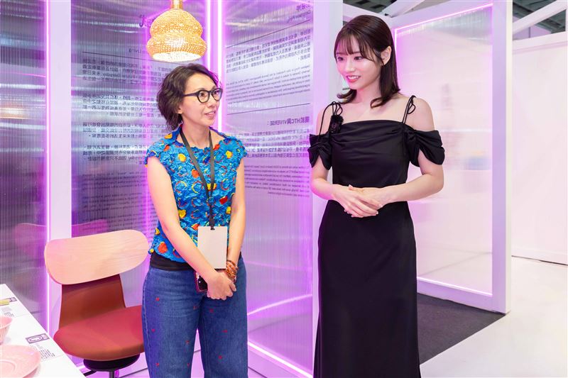 主題策展商展總監彭筱婷更特地陪同河北彩花導覽。(圖/執行單位台灣設計研究院提供)