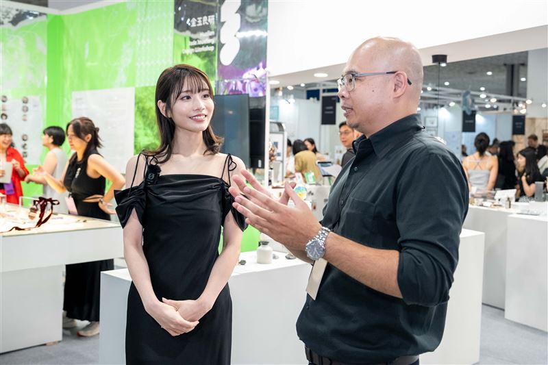 河北彩花文博會攤位與設計師交流。(圖/執行單位台灣設計研究院提供)