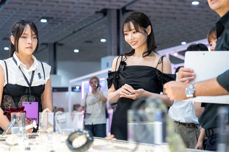 河北彩花文博會攤位與設計師交流。(圖/執行單位台灣設計研究院提供)