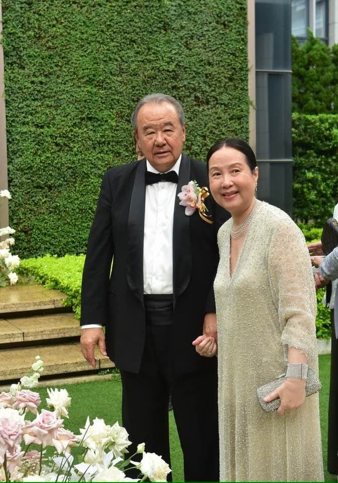 台玻集團總裁夫人徐莉玲（右）近日談及人生往事，最讓她難以放下的，莫過於長子徐子翔年幼時被帶離身邊。（圖／翻攝自徐莉玲FB）