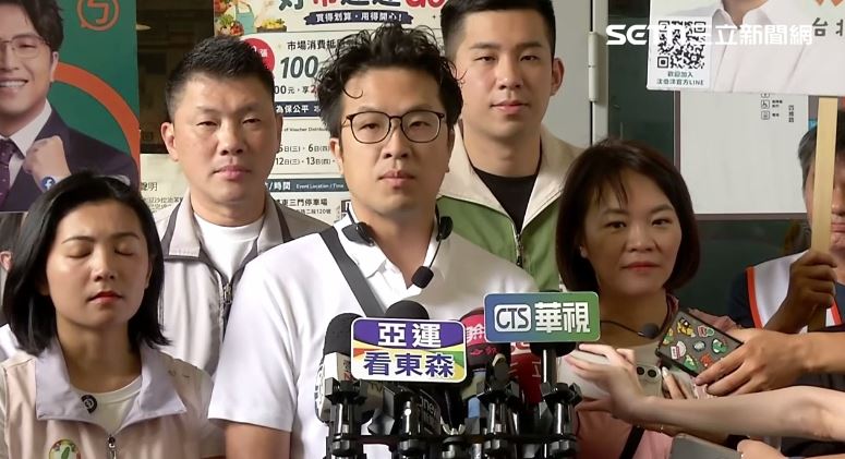 沈伯洋表示,蔣萬安當時身為衛環委員會召委,更曾召開過疫苗的秘密會議,明知當時疫苗難買,卻選擇造謠陳時中,把幫助被害人的陳時中講成擋疫苗,蔣萬安應清楚說明。(圖/翻攝畫面)
