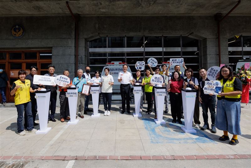 竹市消防博物館1樓開館儀式大合照。（圖／新竹市政府提供）