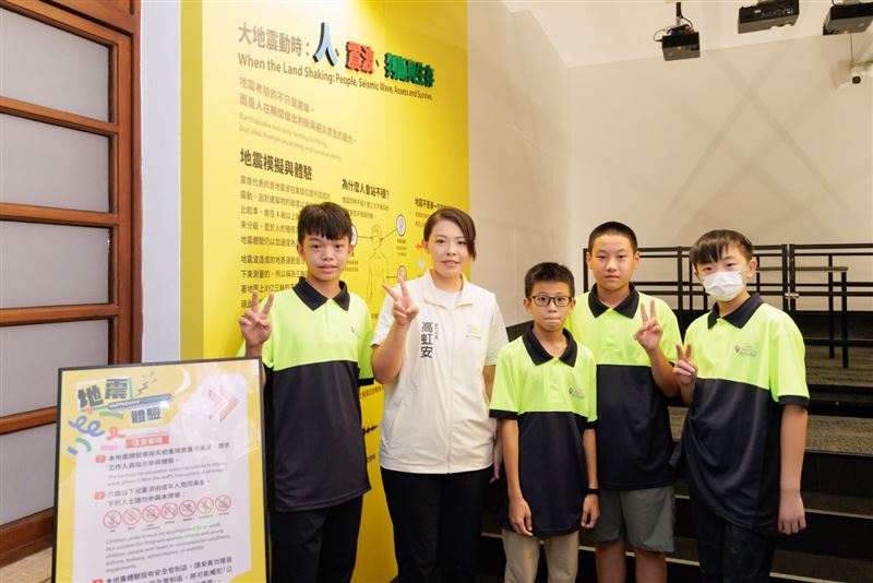 市長高虹安與消防體驗幼兒合照。（圖／新竹市政府提供）