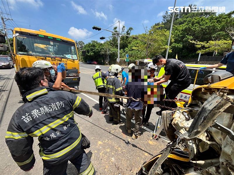 台1線苗栗後龍路段發生自撞車禍,工程車過彎失控撞工廠,車輛側翻橫倒馬路上。(圖/翻攝畫面)