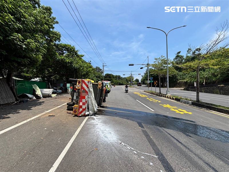 工程車過彎失控撞工廠翻覆,駕駛肋骨骨裂送醫。(圖/翻攝畫面)