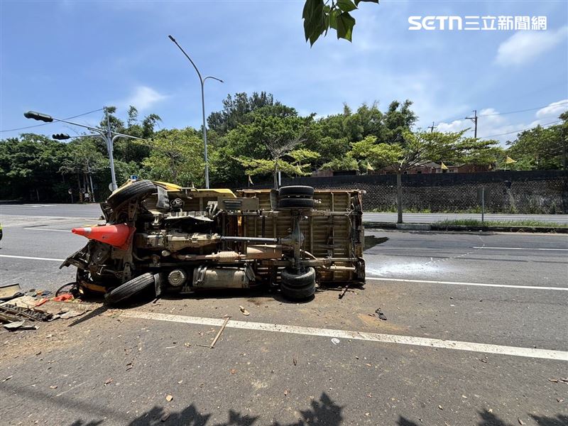 台1線苗栗後龍路段發生自撞車禍,工程車過彎失控撞工廠,車輛側翻橫倒馬路上。(圖/翻攝畫面)