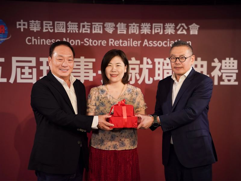 無店面零售商業同業公會新任理事長由新光三越百貨股份有限公司副董事長吳昕陽(右)當選。(圖/新光三越提供)