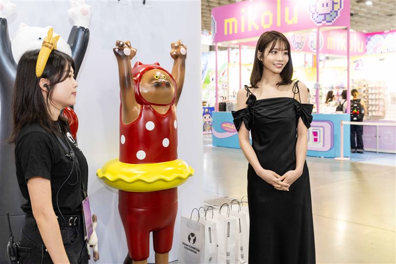 河北彩花與現場逗趣的玩偶互動。(圖/執行單位台灣設計研究院提供)