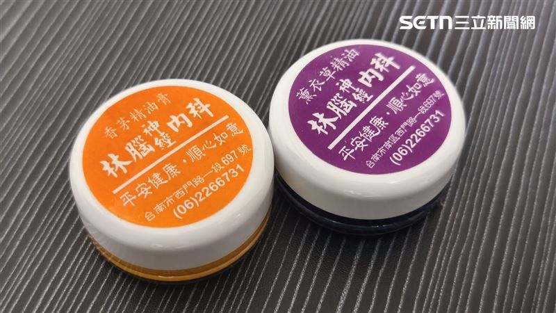 林春銘今年4月因攝護腺癌病逝,如今陪伴地方民眾超過40年的診所也拆下招牌,但父親留下的產品依舊有人專程排隊購買,讓林逸欣看了既心疼又感動。(圖/記者陳韋帆攝影)