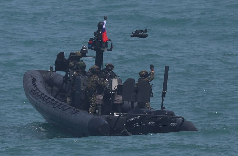 總統賴清德8日上午赴海軍左營基地視導漢光42號演習「濱海打擊及近岸防禦」課目,在桃子園海灘實施「近岸防禦」,圖為監偵無人機從M109特種作戰突擊艇升起執行任務。(圖/中央社)