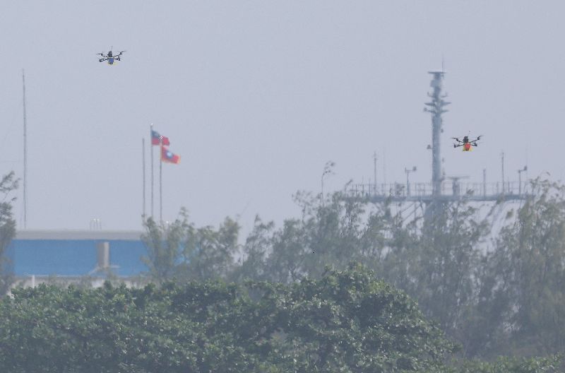 總統賴清德8日上午赴海軍左營基地視導漢光42號演習「濱海打擊及近岸防禦」課目,在桃子園海灘實施「近岸防禦」,圖為攻擊型無人機執行任務。(圖/中央社)