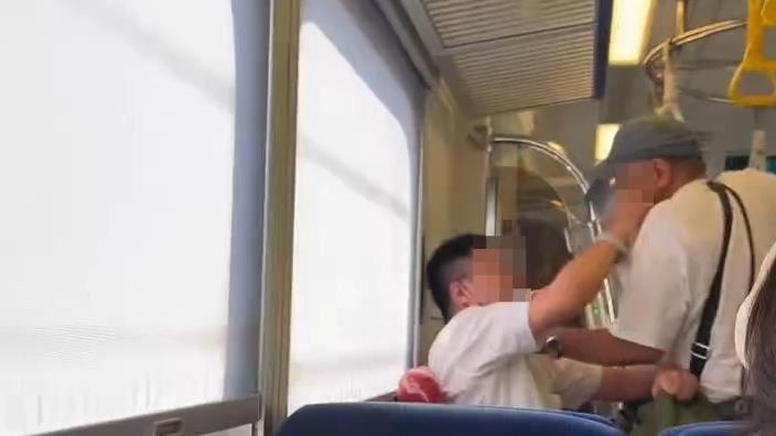 台鐵3237次區間車發生互毆衝突,75歲老翁與下班的列車長在車廂內大打出手。(圖/翻攝畫面)