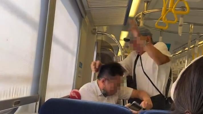 雙方在車廂內開打,打到頭破血流,事後老翁提告列車長傷害罪。(圖/翻攝畫面)