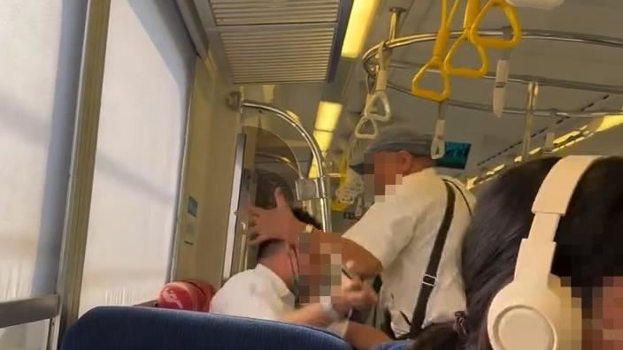 雙方在車廂內開打,打到頭破血流,事後老翁提告列車長傷害罪。(圖/翻攝畫面)