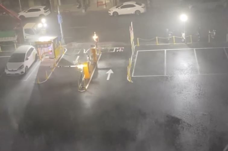 台中市區凌晨下起大暴雨，許多地區不斷發生打雷、閃電。（圖／翻攝自Threads ）