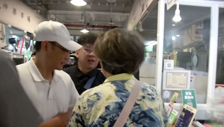 沈伯洋掃街遇到不理性民眾叫囂。(圖/翻攝畫面)