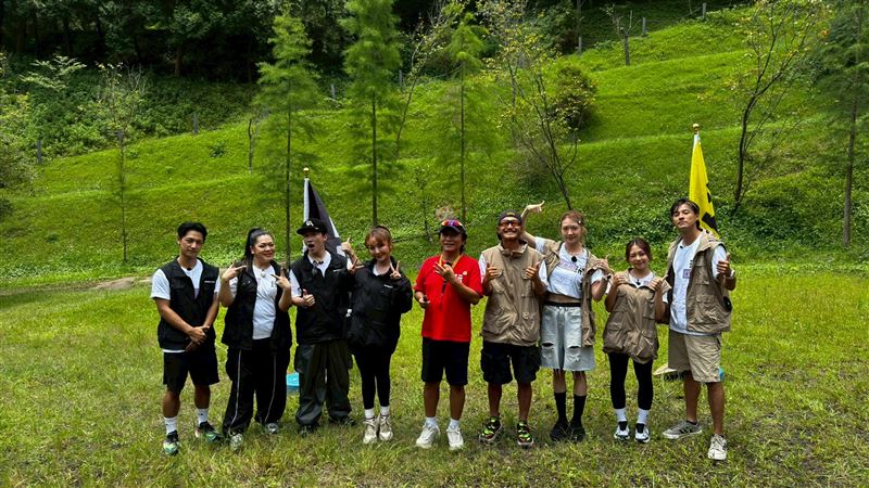 吳霏(左起)、Amanda、張立東、大芭、吳宗憲、Kid、胡祖薇、艾薇、孫其君同台。(圖/《綜藝玩很大》提供)