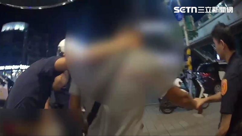 新北錢男將吃完的螺殼扔到隔壁桌引發大亂鬥。(圖/翻攝畫面)