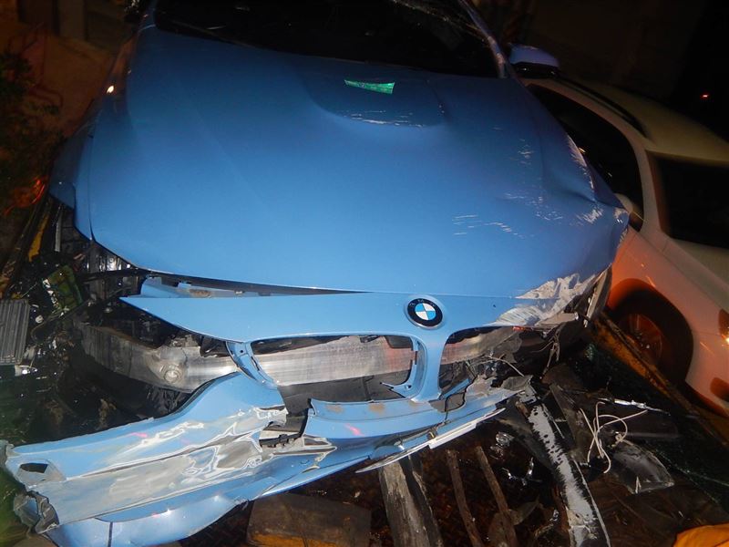BMW M4小跑車疑因超車失控，車頭自撞外側護欄幾乎全毀。（圖／翻攝畫面）