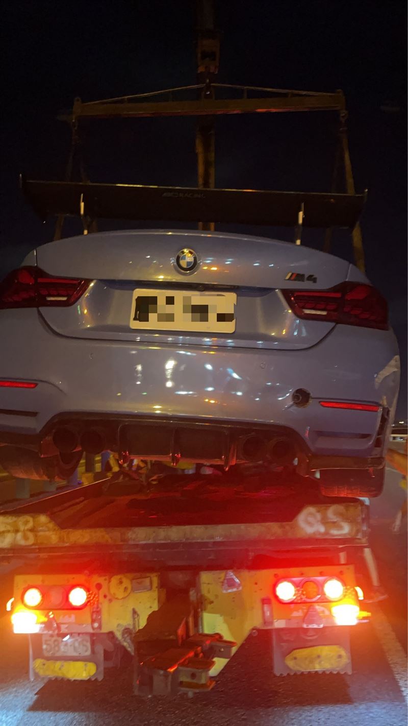 BMW M4小跑車突然失控撞上右側護欄，又反彈撞向中央分隔島並翻覆於路中央。（圖／翻攝畫面）