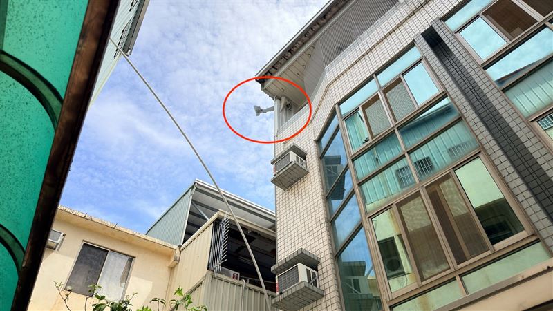 該架遙控飛機卡在頂樓遮陽棚上。（圖／翻攝畫面）