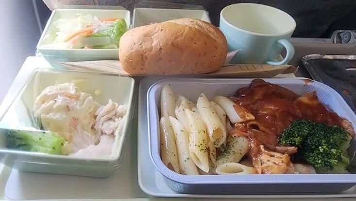 洛杉磯空廚爆食安危機　主管逼洗蛆蟲餐具