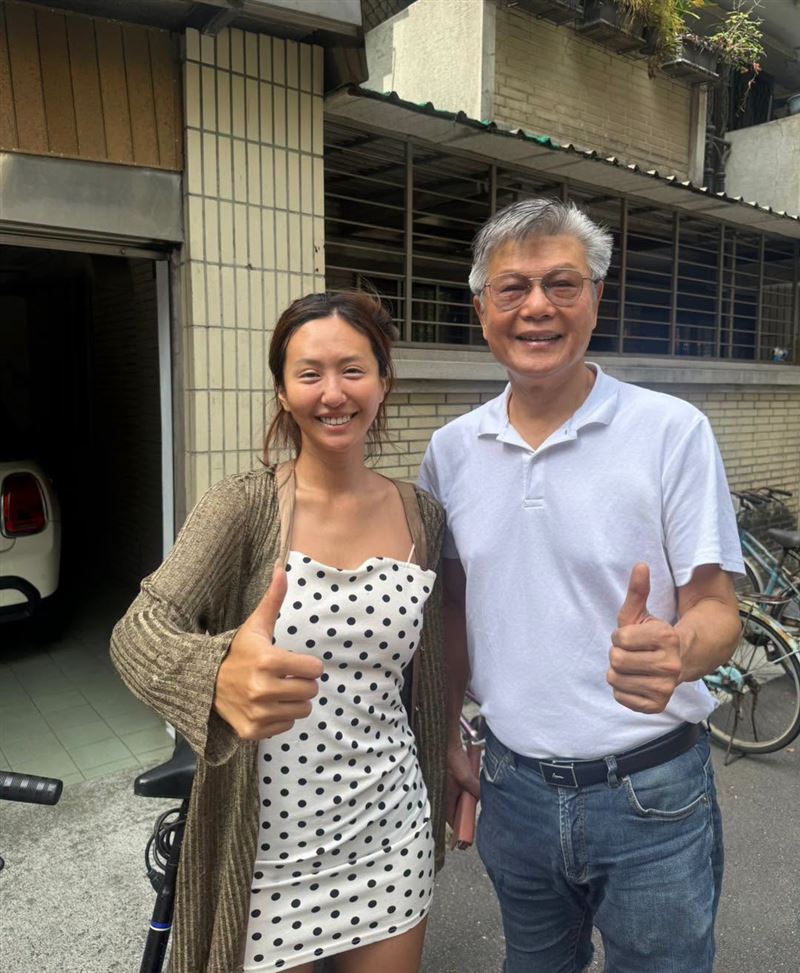 父親節不只要曬恩愛,藝人薔薔(林嘉凌)直接把爸爸「林董」的最新造型公開。(圖/翻攝自薔薔FB)
