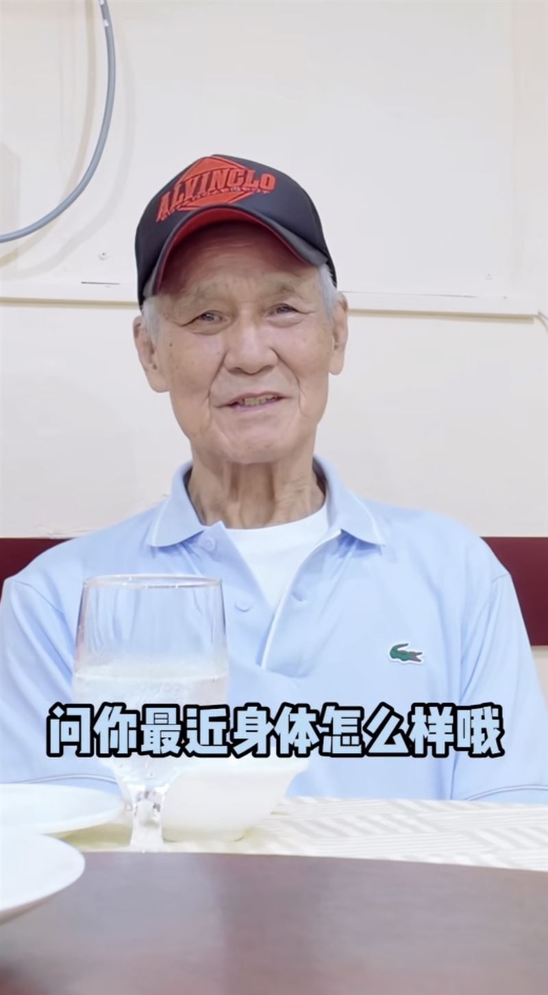 82歲資深武打影星陳惠敏近況曝光,白髮蒼蒼、身形明顯消瘦。(圖/翻攝自抖音)