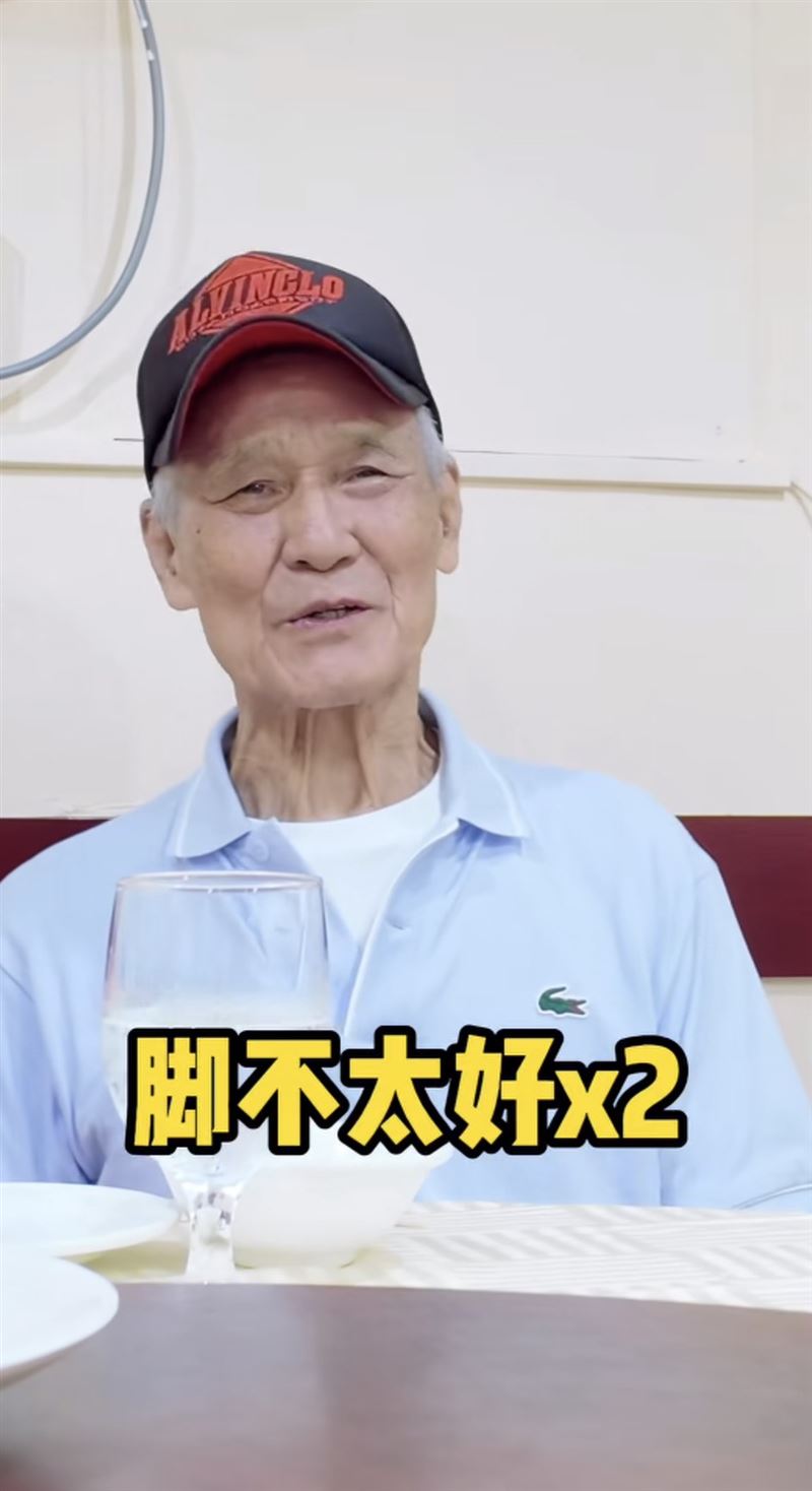 82歲資深武打影星陳惠敏近況曝光,白髮蒼蒼、身形明顯消瘦。(圖/翻攝自抖音)