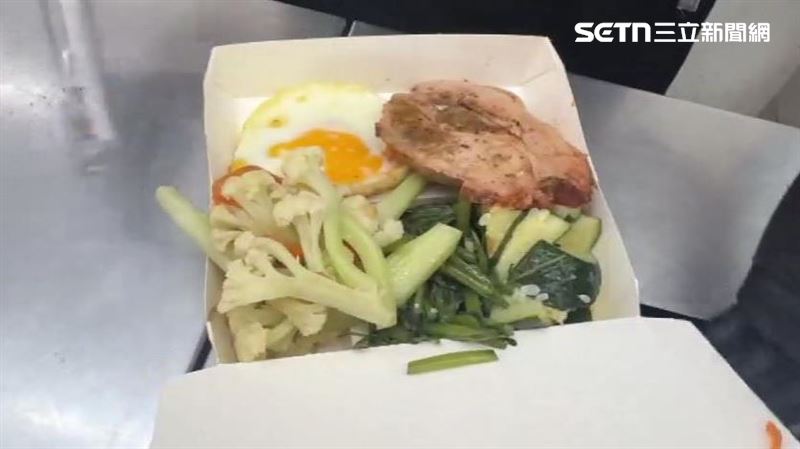 炒青菜加上小黃瓜,還有雞肉、荷包蛋不到60元