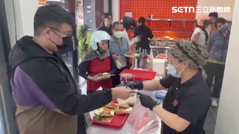 佛心自助餐店讓民眾放假趕早來排隊