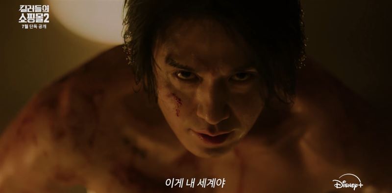《殺人者的購物中心2》由李棟旭飾演的鄭進灣,攜手姪女鄭智安(金慧峻飾)再度回歸。(圖/翻攝自디즈니+ 코리아)
