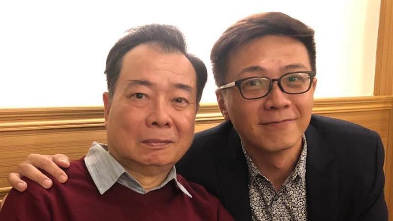 74歲藝人廖峻今年父親節,與前妻罕見同框,兒子廖錦德更曬出媽媽親自餵爸爸吃飯的畫面。(圖/翻攝自錦德FB)