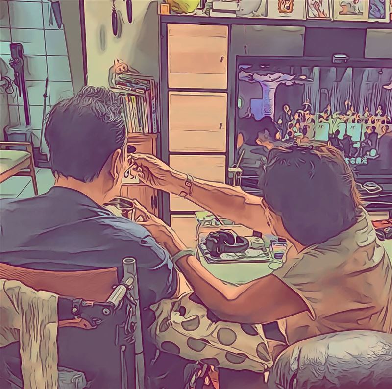 廖錦德於今(8)日在社群分享父母背影照,只見廖峻坐著用餐,前妻則拿著湯匙細心餵他。(圖/翻攝自錦德FB)