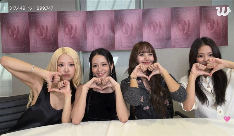 BLACKPINK迎來出道10週年,4名成員Jisoo、Jennie、Rosé、Lisa今(8)日合體開直播。(圖/翻攝自WEVERSE)