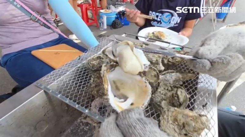 彰化王功漁火節活動「千人烤蚵」熱鬧登場,兩天活動總共超過4000人報名,還有民眾繞過半個台灣從宜蘭來品嘗美味鮮蚵