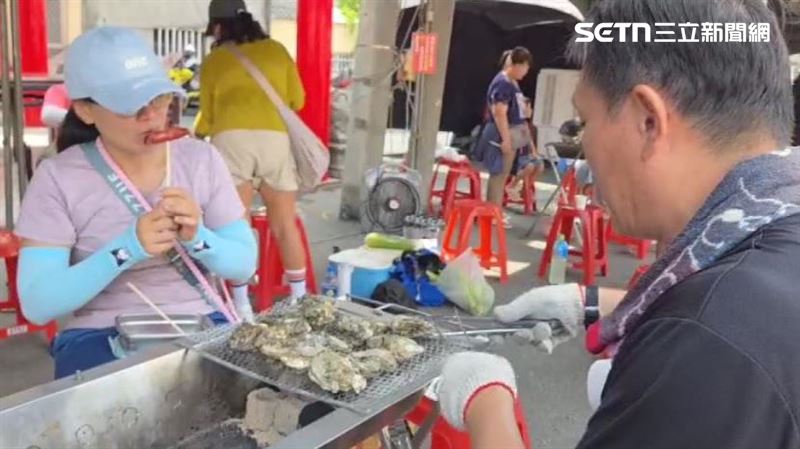 彰化王功漁火節的千人烤蚵活動吸引許多民眾報名