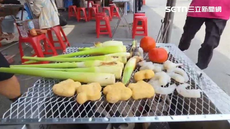 民眾自備食材茭白筍、鮮蝦、番茄