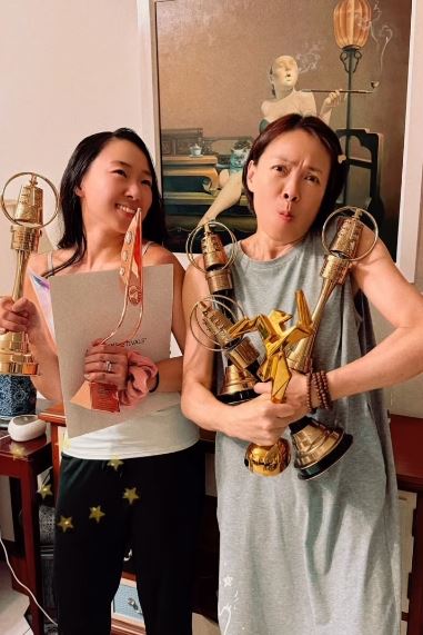 杜雷笑稱要和媽媽爭搶放獎盃的位子。(圖/翻攝自IG @leidudaphne)