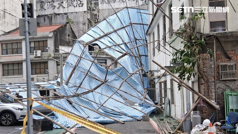 中颱白海豚逐漸逼近 北市工地鷹架突倒塌