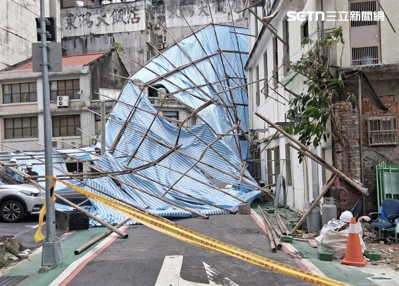 台北市民權西路10巷及中山北路二段128巷口的施工鷹架倒塌。(圖/翻攝畫面)